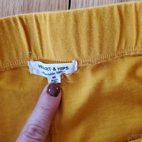 🚫 Donated 🚫 Stripe yellow pants : damage noted - Picture 5 of 9